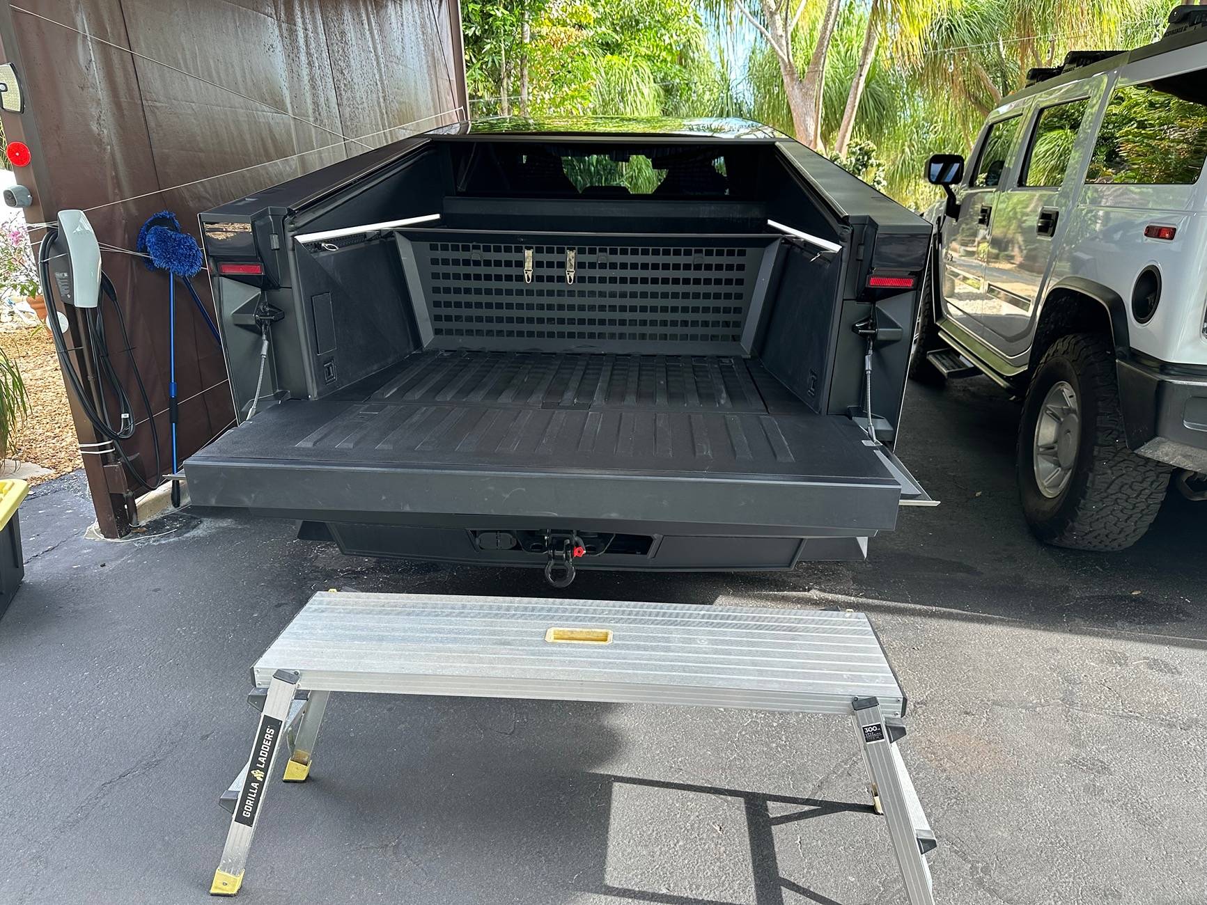 Tesla Cybertruck Bed ladder IMG_4429