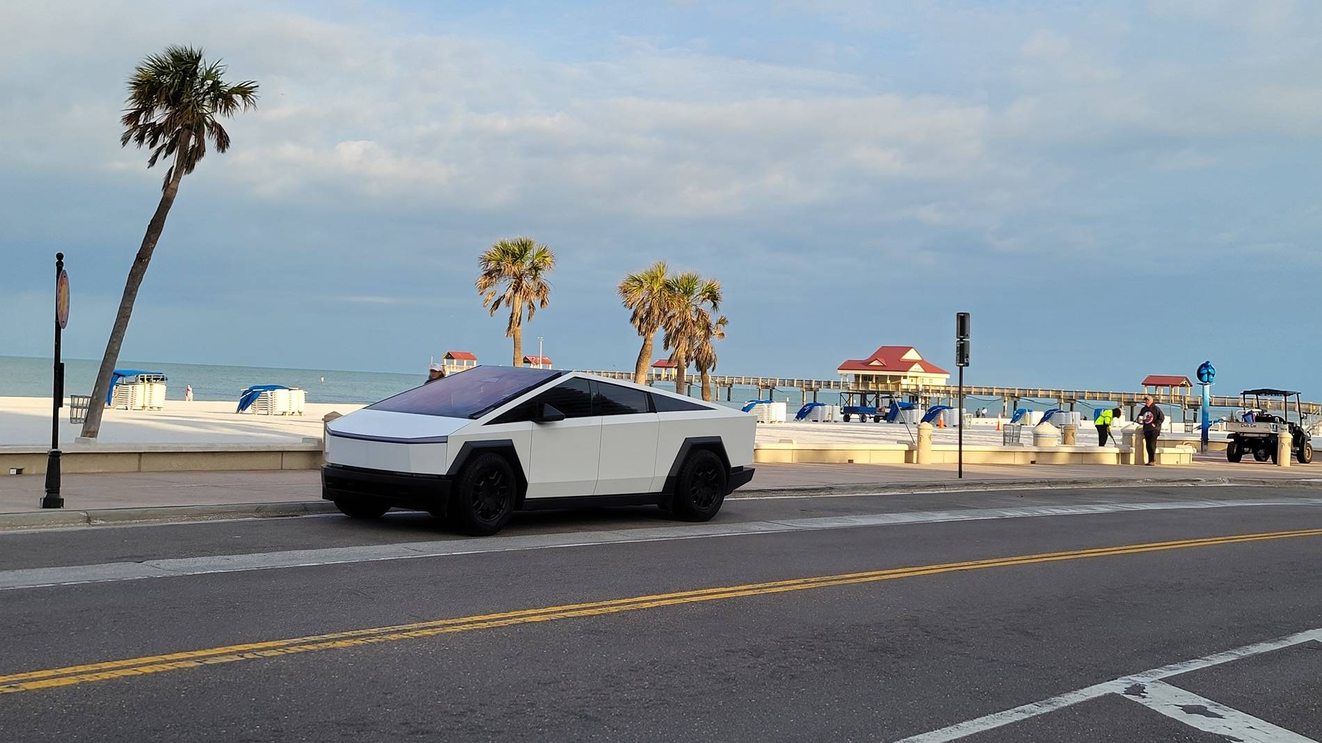 Tesla Cybertruck Man I love my truck 1000007998