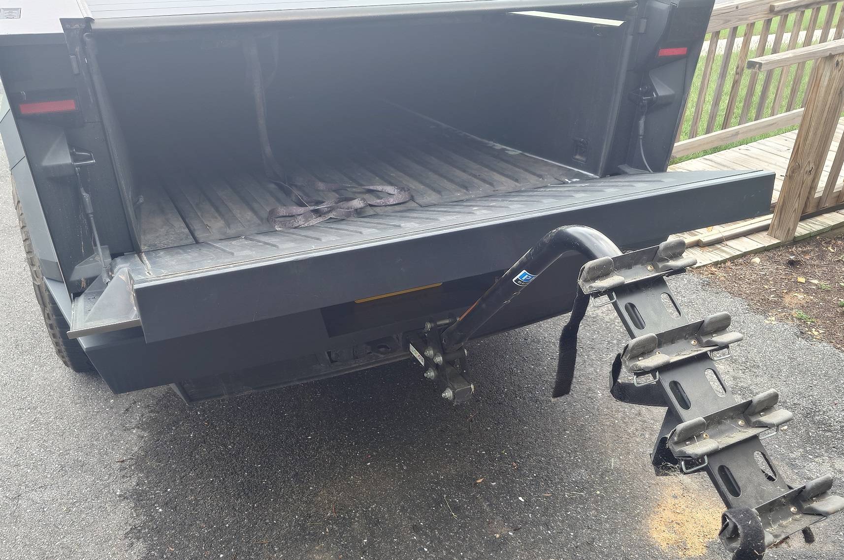 Tesla Cybertruck swing away hitch with bike rack? 2