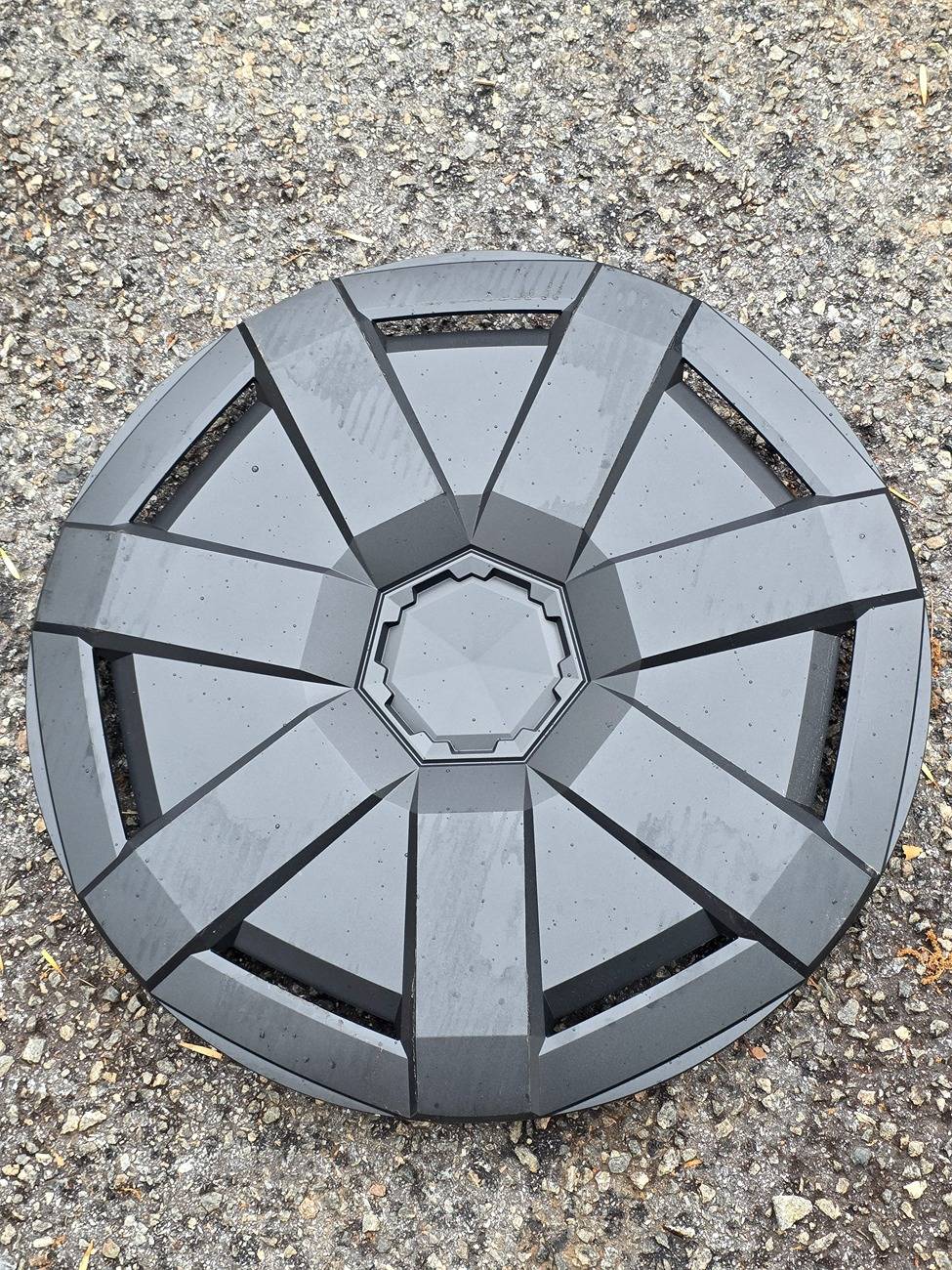 Tesla Cybertruck New style round wheel covers-- where do rear tabs align? 20250517_101152