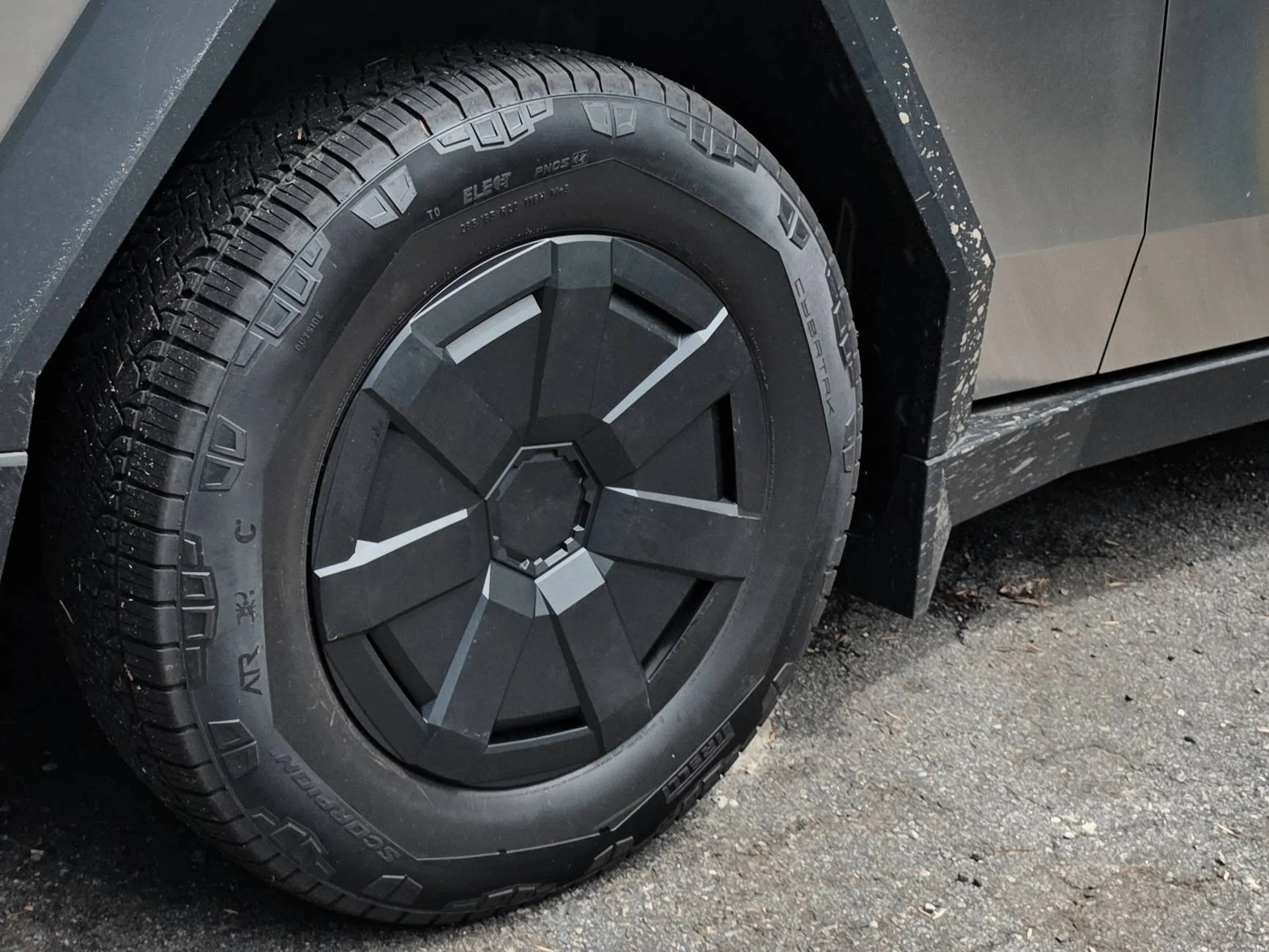 Tesla Cybertruck New style round wheel covers-- where do rear tabs align? 20250517_151534
