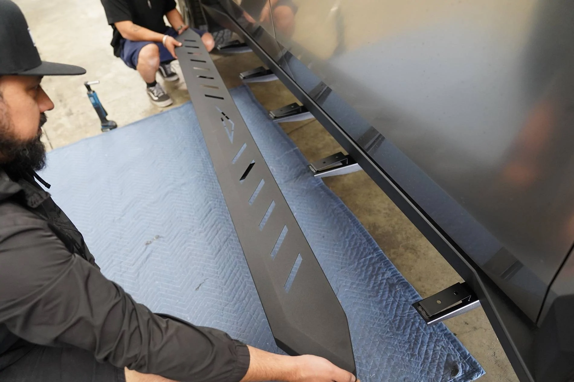 Tesla Cybertruck After installing side step, you don't have to carry your child into the car [CTMODS] 20250520-160436