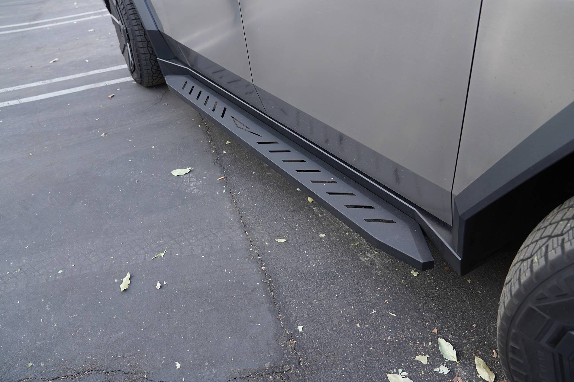 Tesla Cybertruck After installing side step, you don't have to carry your child into the car [CTMODS] 20250520-160452
