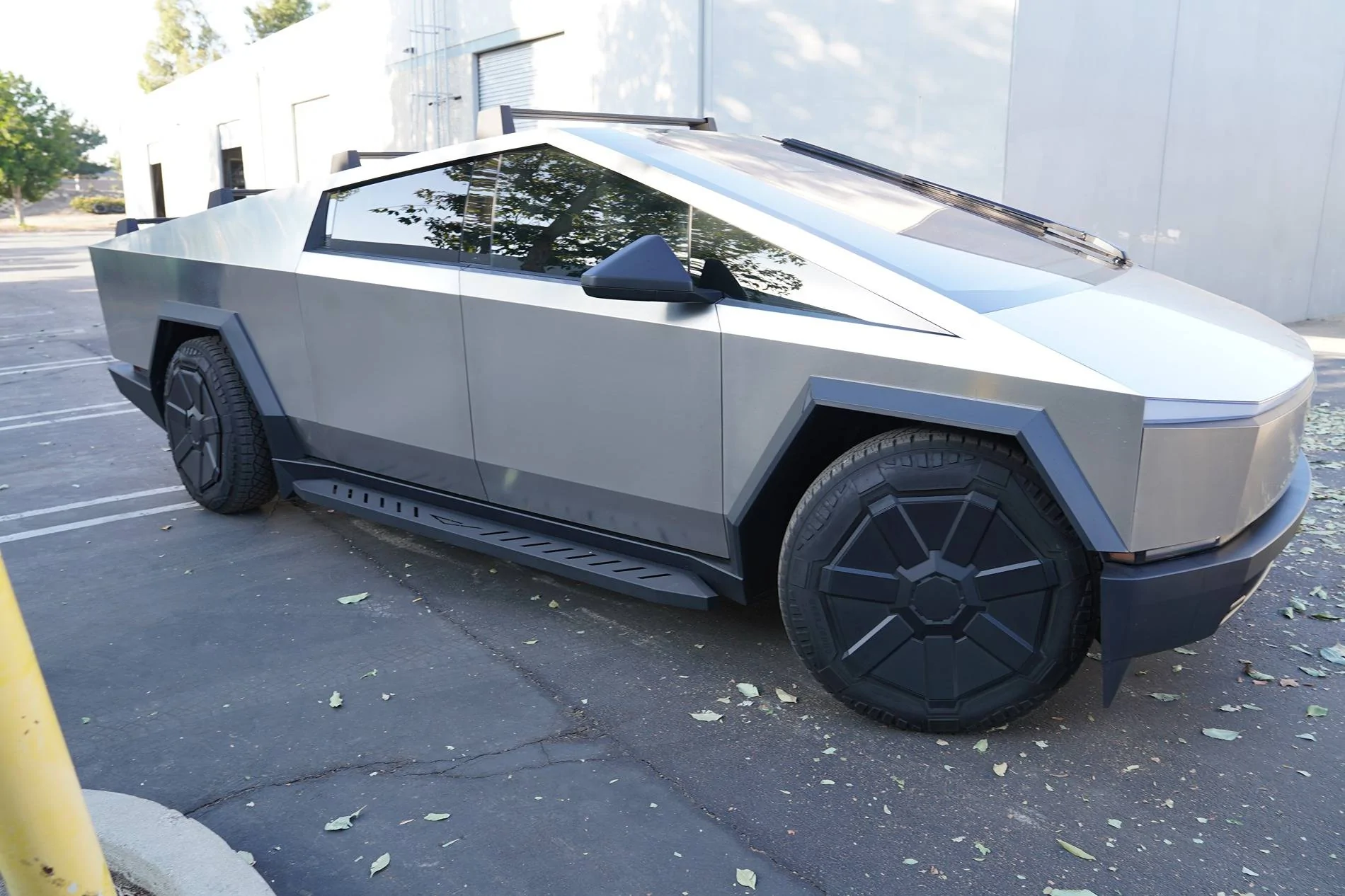 Tesla Cybertruck After installing side step, you don't have to carry your child into the car [CTMODS] 20250520-160448