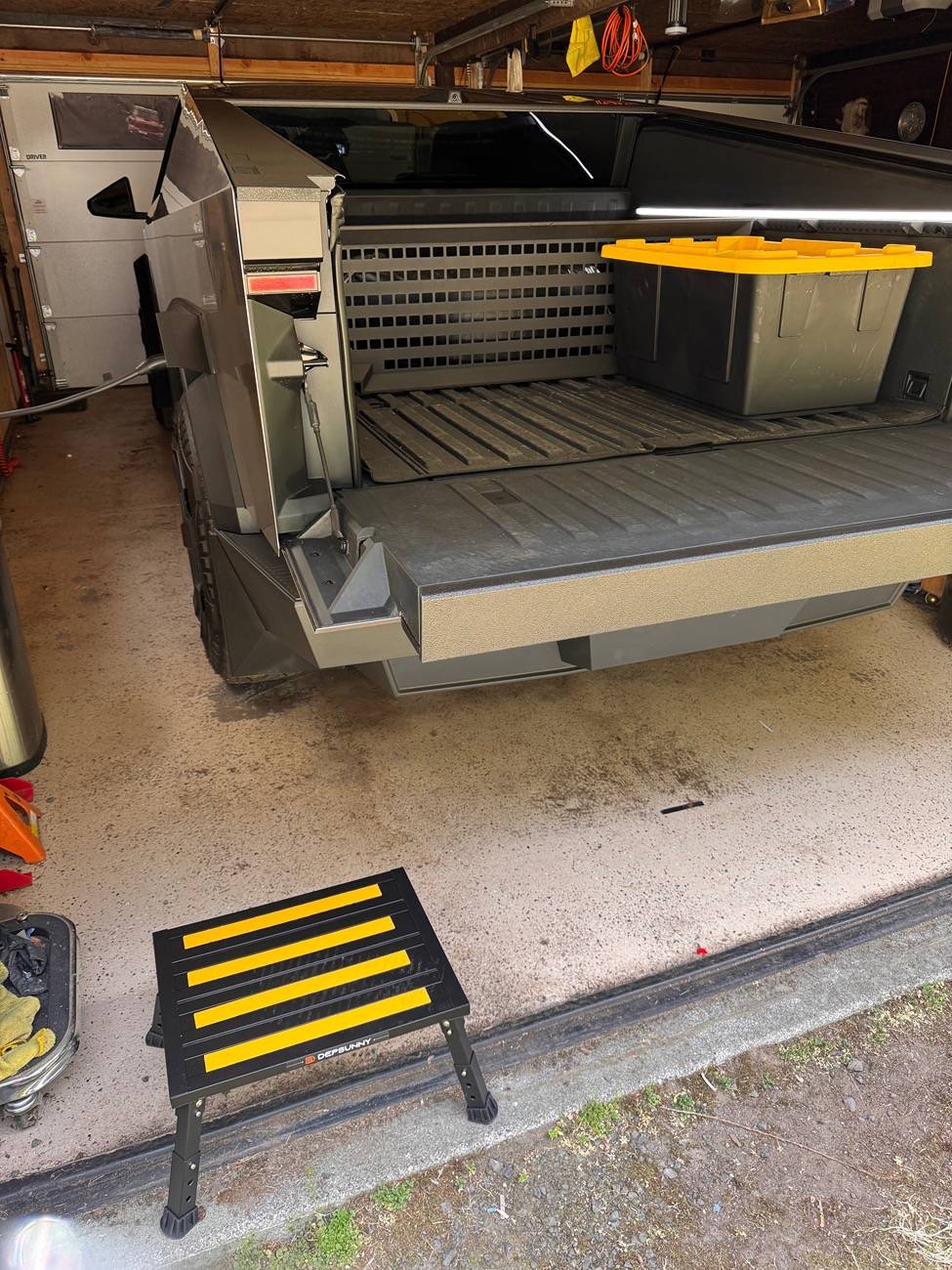 Tesla Cybertruck Tailgate Ladder IMG_3910
