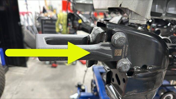 Tesla Cybertruck How to unscrew ? the pair of front Tow Hitch from mountings GUID-04B7DCCD-0BFD-473D-90B4-11DD977488D3-online-en-US