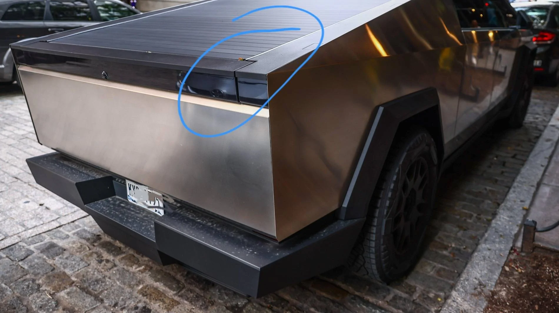 Tesla Cybertruck Liftgate Lip 7b386b2aa6cc210e40f3db4e5308d4cf