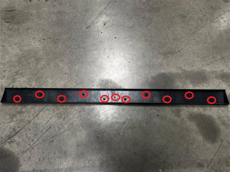 Tesla Cybertruck Liftgate Lip GUID-121097A6-7AF3-43B4-90B7-9B97EB59829C-online-en-US