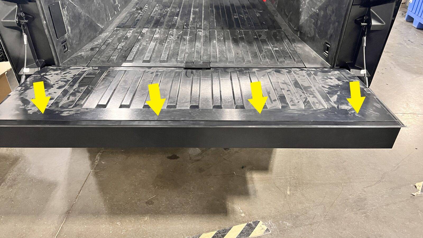 Tesla Cybertruck Liftgate Lip GUID-E7EFDC9D-BBF0-4F96-A4E8-50CE50F7A51C-online-en-US