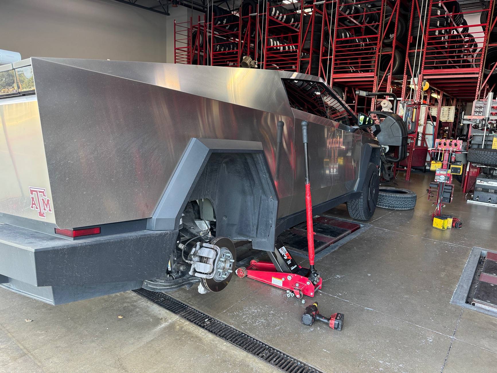 Tesla Cybertruck What do you do if you have a flat tire 1748279531434-2