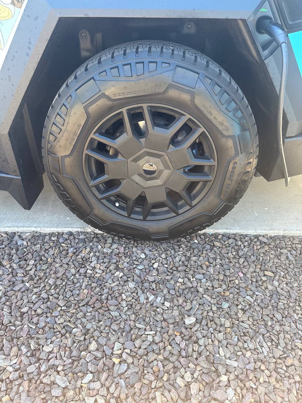 Tesla Cybertruck What is the difference driving with or without wheel covers? IMG_2080