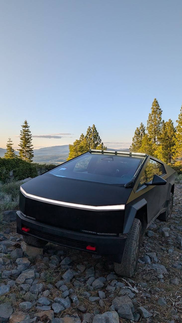 Tesla Cybertruck Matte Black & Gloss Black Cybertruck Duo PXL_20250520_022525349