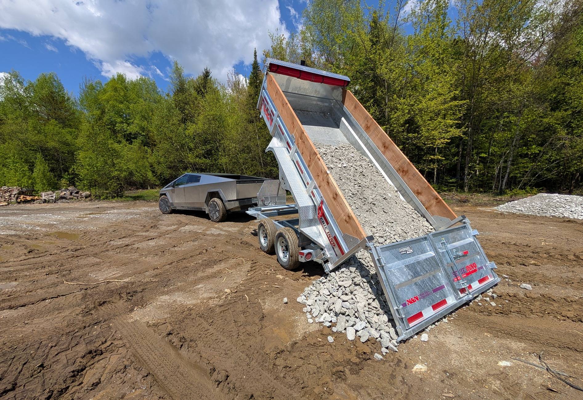 Tesla Cybertruck What Are You Hauling in your Cybertruck? 🦾 👷‍♂️ PXL_20250526_165307193