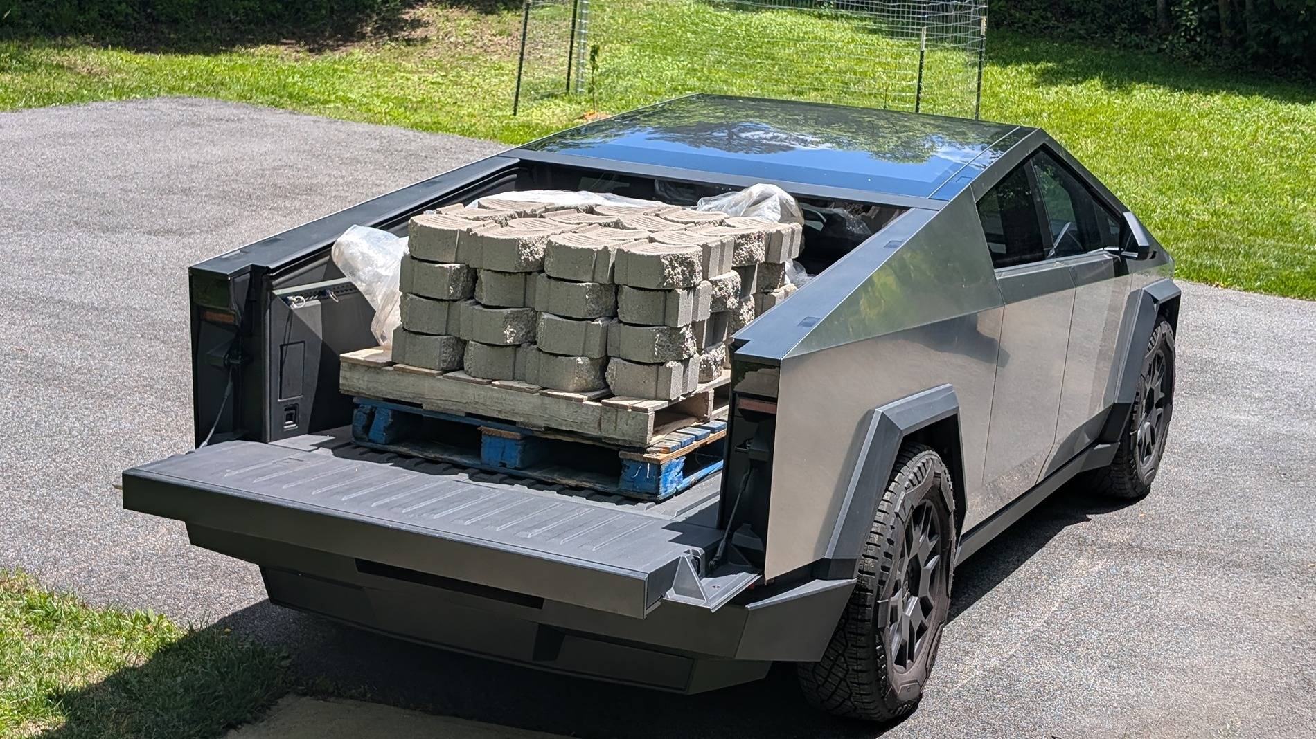 Tesla Cybertruck What Are You Hauling in your Cybertruck? 🦾 👷‍♂️ Cybertruck and bricks 20250524