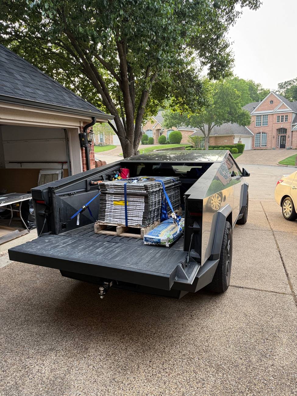 Tesla Cybertruck What Are You Hauling in your Cybertruck? 🦾 👷‍♂️ IMG_2983