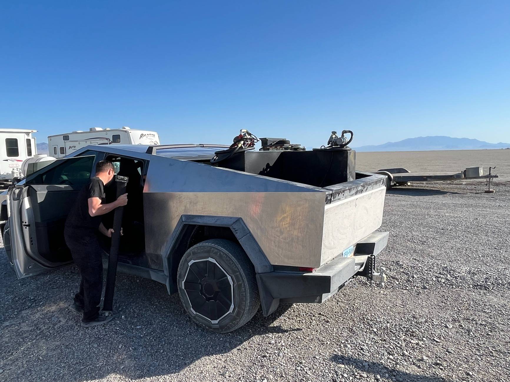 Tesla Cybertruck What did you do TO / WITH your Cybertruck today? 👨🏻‍🔧🧰🚿🛠 IMG_6733.JPG