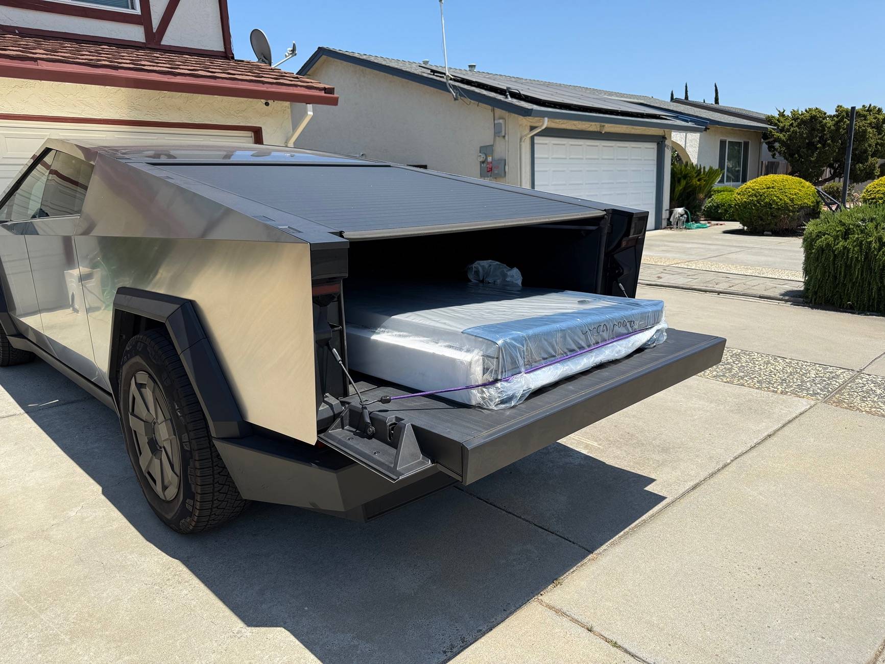 Tesla Cybertruck What Are You Hauling in your Cybertruck? 🦾 👷‍♂️ IMG_5564
