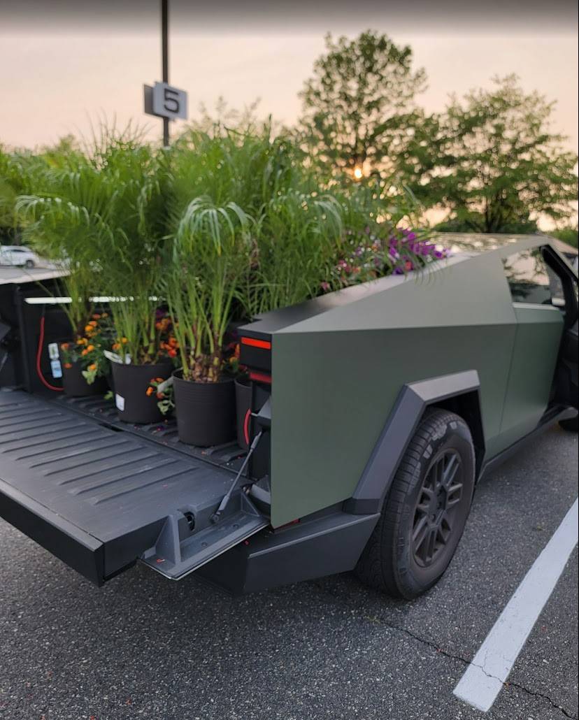 Tesla Cybertruck What Are You Hauling in your Cybertruck? 🦾 👷‍♂️ Plantin