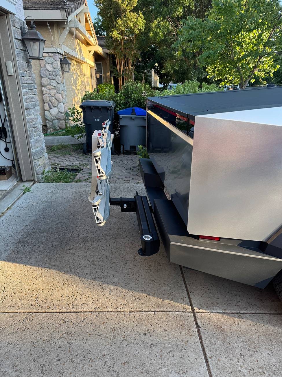 Tesla Cybertruck swing away hitch with bike rack? IMG_4194