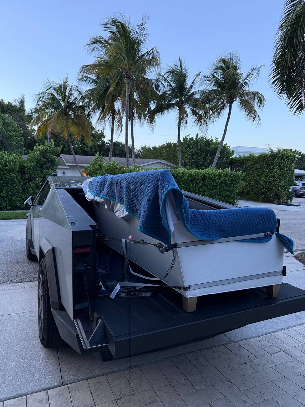Tesla Cybertruck What did you do TO / WITH your Cybertruck today? 👨🏻‍🔧🧰🚿🛠 IMG_0615