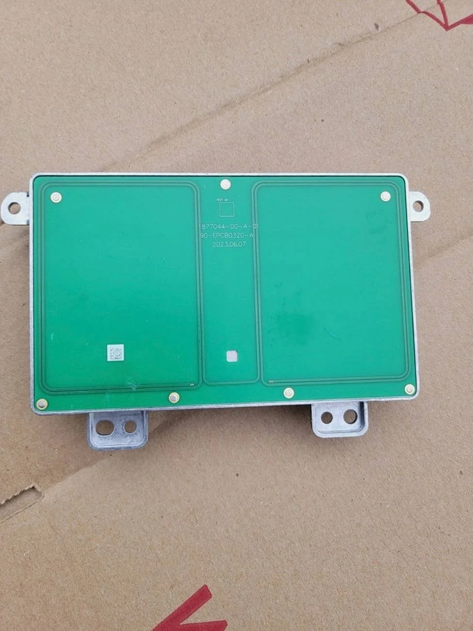 Tesla Cybertruck HARDWARE FIX for hot phone charging issue! New wireless charger has a built-in heatsink 1750740901050-3n
