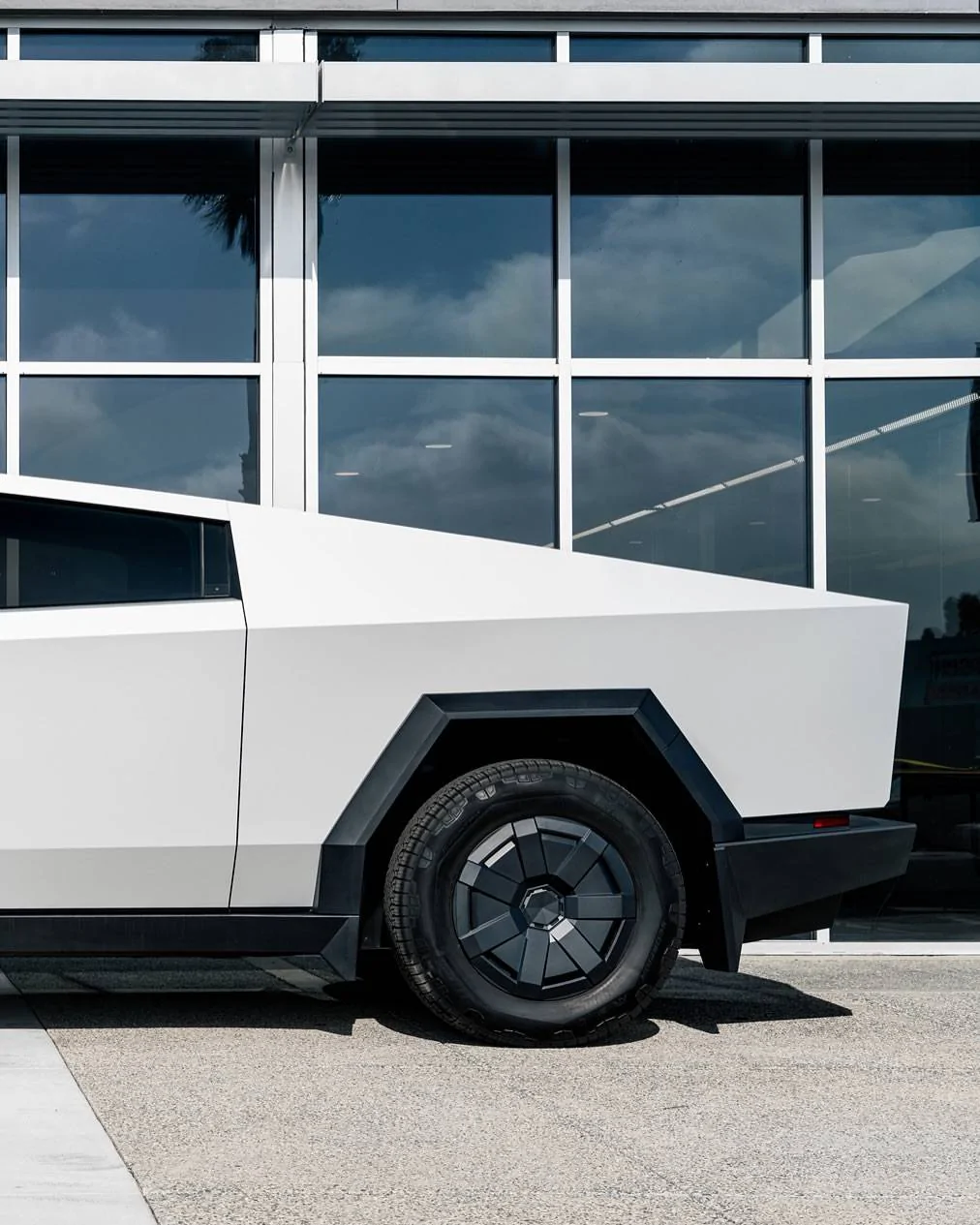 Tesla Cybertruck Pure PPF Satin Ballon White Cybertruck wrapped by One of One SnapInsta.to_503557216_18510321352025113_2168922305460330909_n