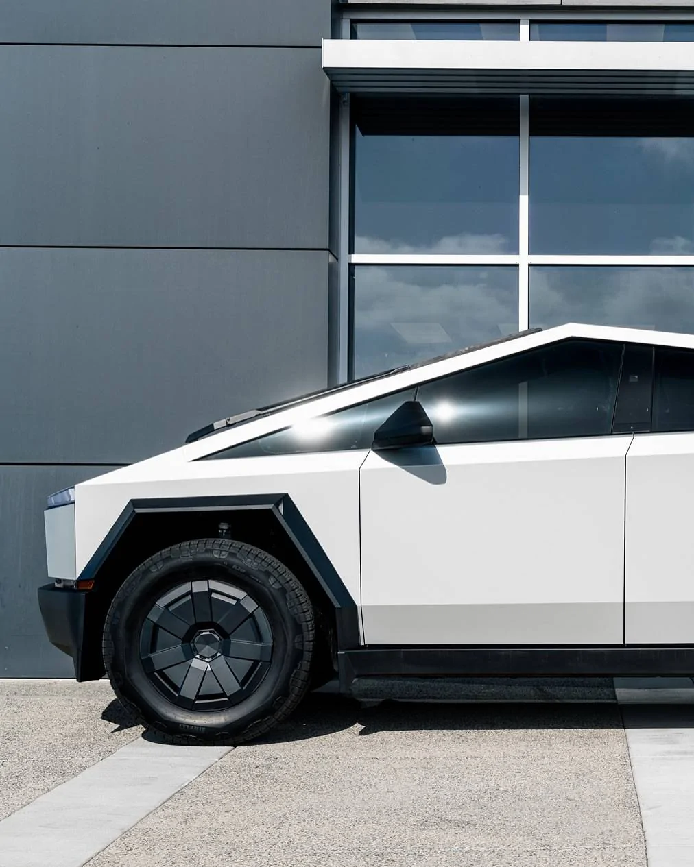 Tesla Cybertruck Pure PPF Satin Ballon White Cybertruck wrapped by One of One SnapInsta.to_512452705_18510321337025113_8422605862171509709_n