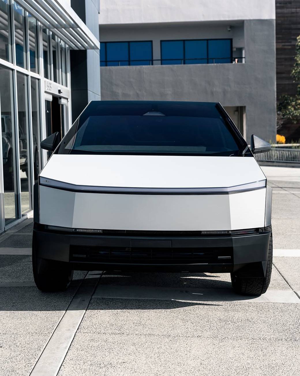 Tesla Cybertruck Pure PPF Satin Ballon White Cybertruck wrapped by One of One SnapInsta.to_502340846_18510321388025113_5908638909334776306_n