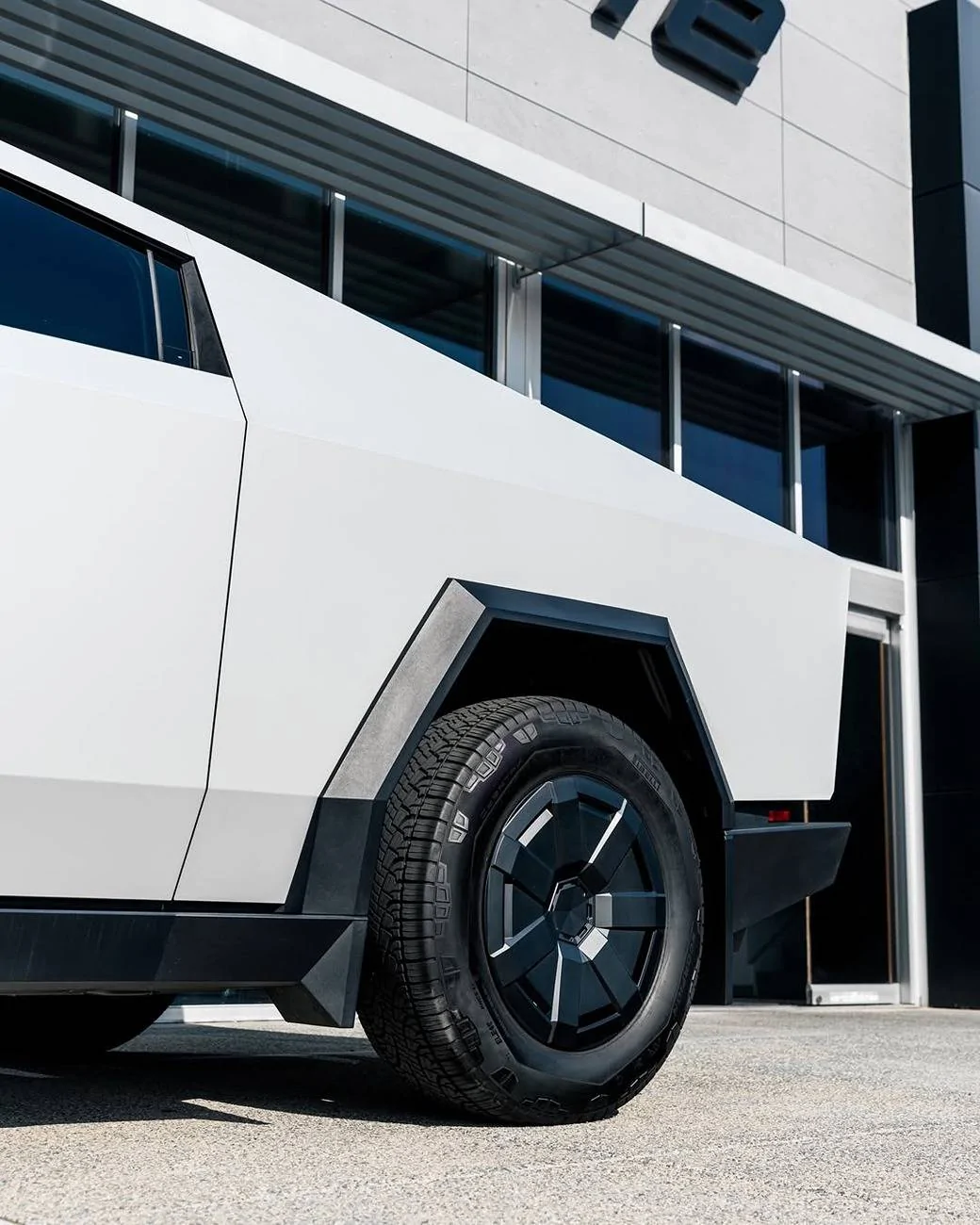 Tesla Cybertruck Pure PPF Satin Ballon White Cybertruck wrapped by One of One SnapInsta.to_512426495_18510321373025113_8761037173445721948_n