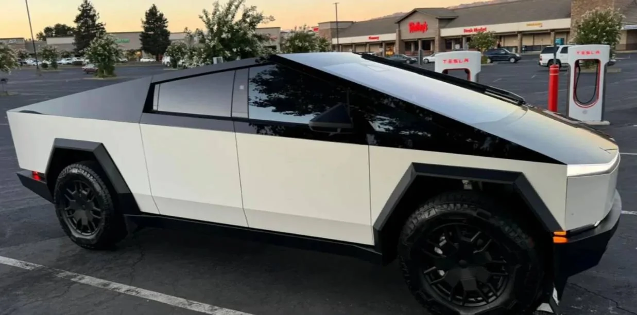 Tesla Cybertruck Picture of pillar delete wrap with cap/rack? IMG_4101