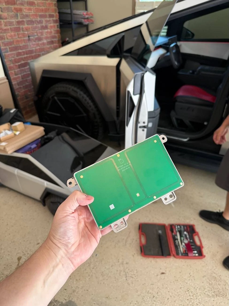 Tesla Cybertruck HARDWARE FIX for hot phone charging issue! New wireless charger has a built-in heatsink IMG_3334