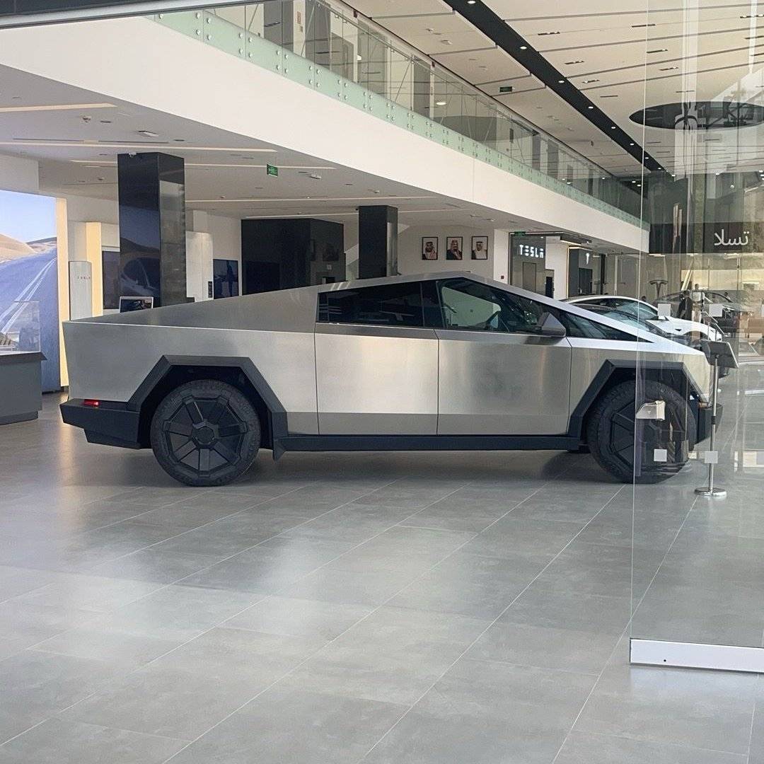 Tesla Cybertruck Saudi Arabia Tesla showroom opens. First international market for Cybertruck sales. GuYd1dVXIAEELTE