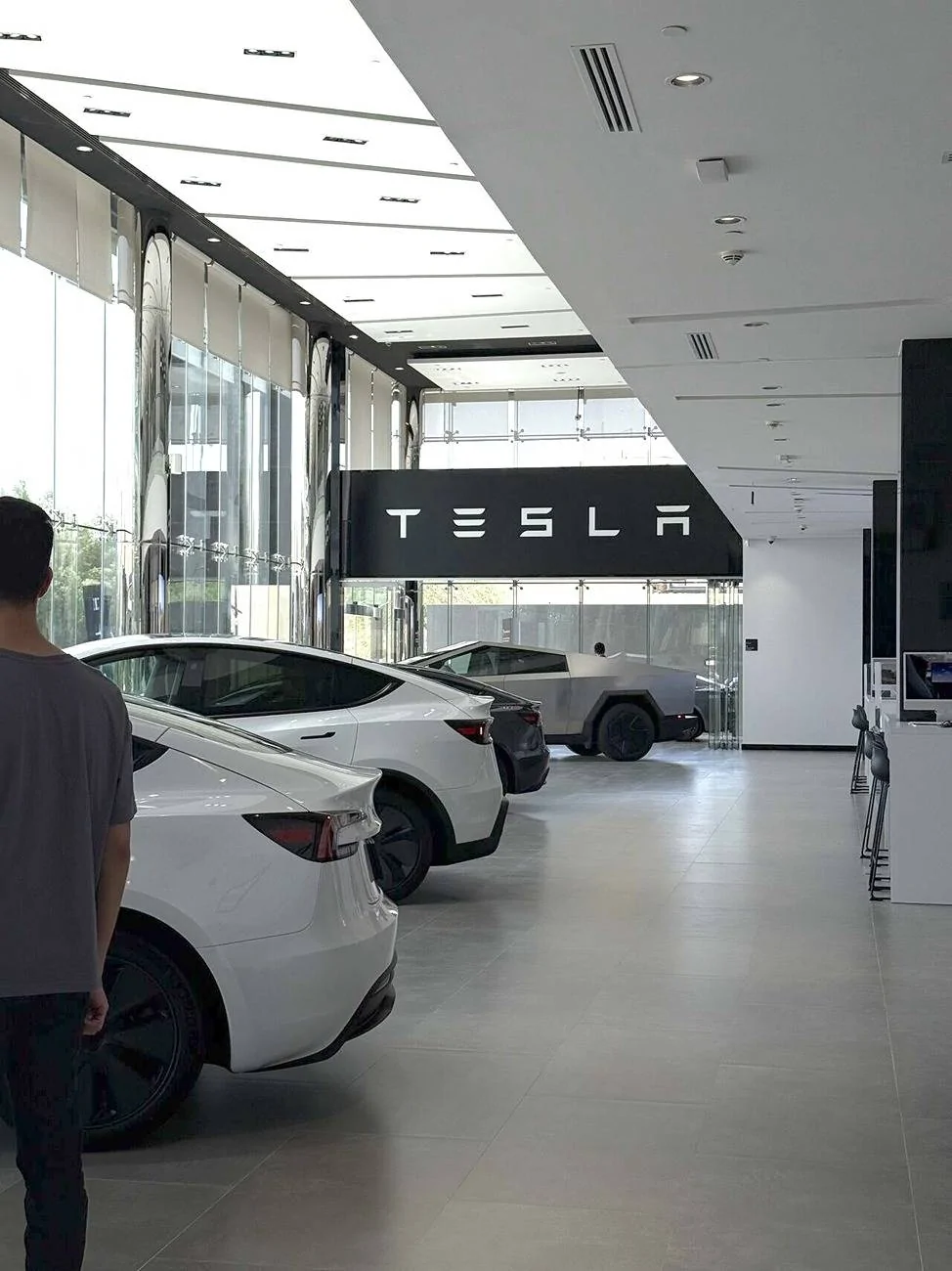 Tesla Cybertruck Saudi Arabia Tesla showroom opens. First international market for Cybertruck sales. GuYdnG2XIAMUTyu