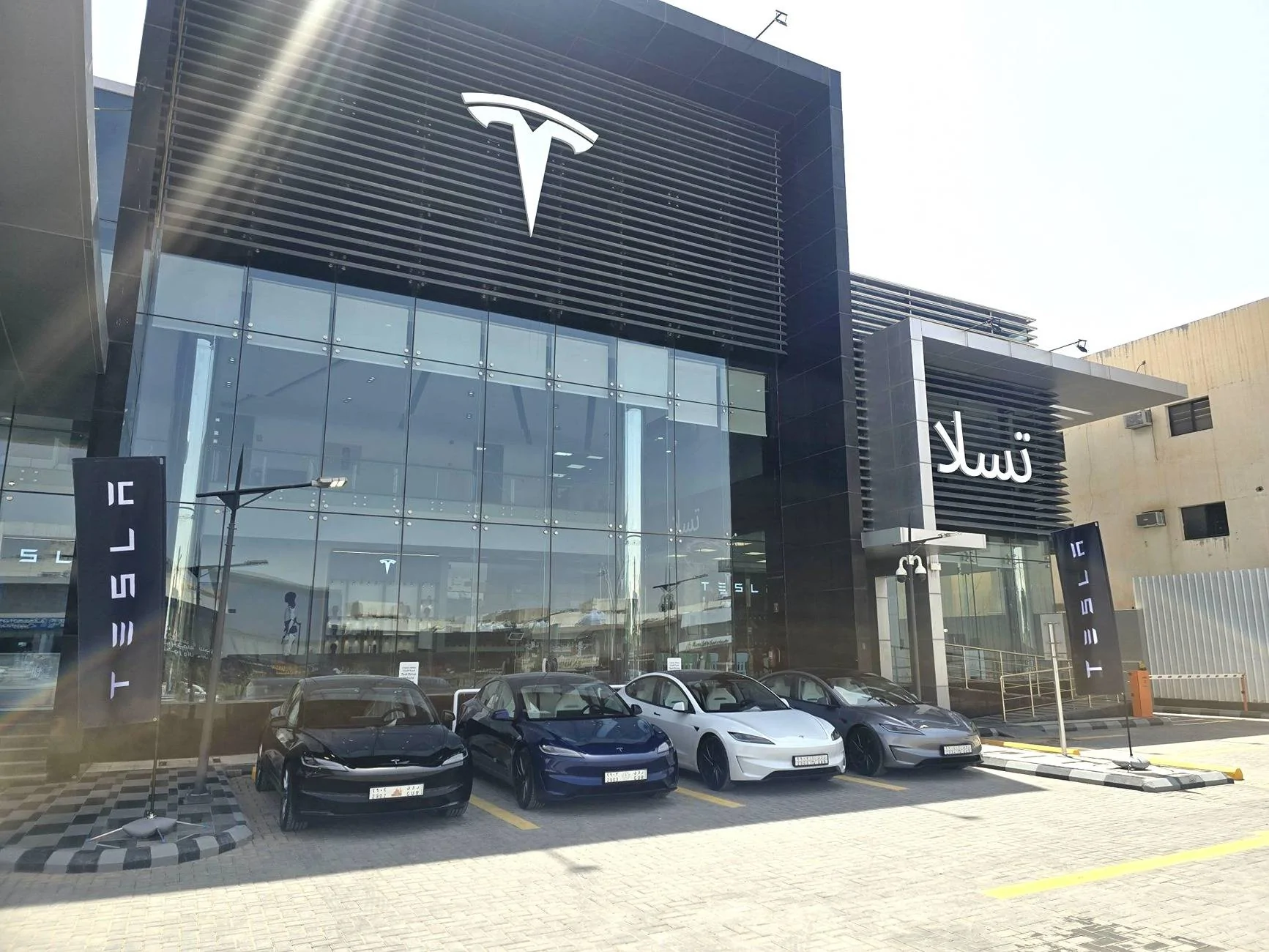Tesla Cybertruck Saudi Arabia Tesla showroom opens. First international market for Cybertruck sales. GuYdbfHXIAc5SnH