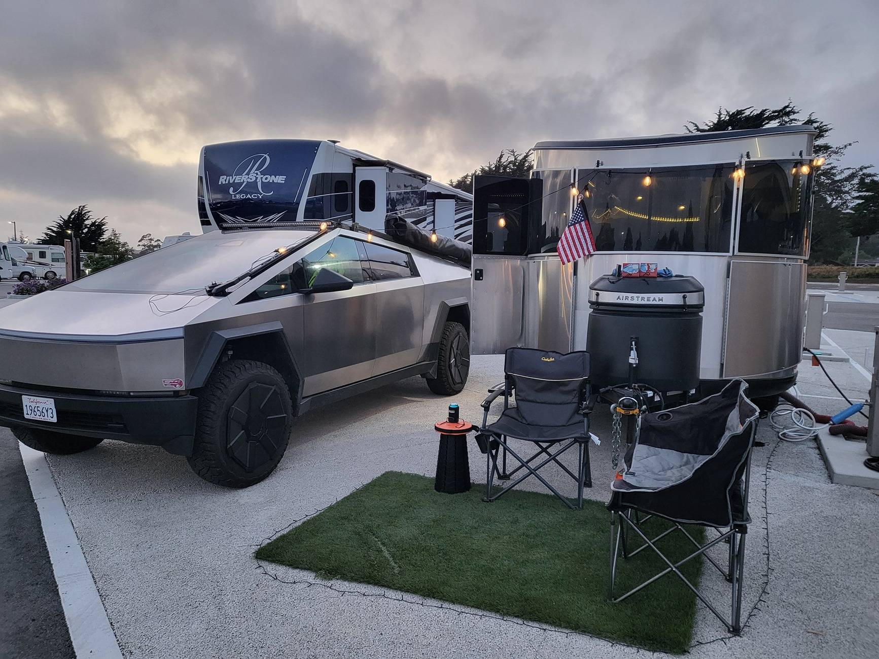 Tesla Cybertruck 🦾 Cybertruck doing truck stuff!  Post your photos! 20250612_204435