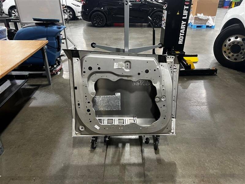 Tesla Cybertruck Door panel removal on the Cybertruck GUID-CFB4280F-3210-4F7A-A7E8-5B03F7EC949F-online-en-US