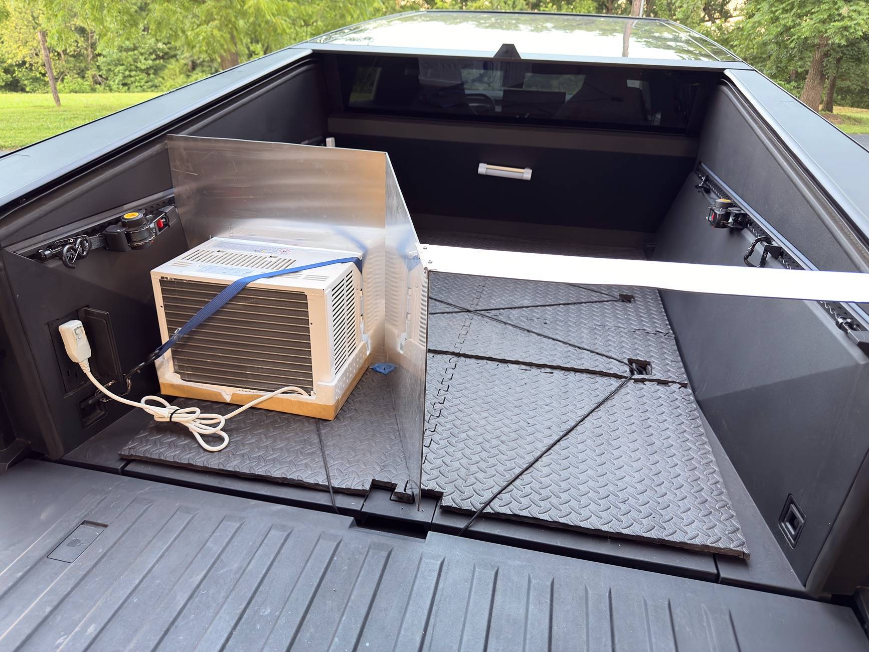 Tesla Cybertruck ❄️❄️❄️ Air Conditioned Vault For Dog ❄️❄️❄️ IMG_1611