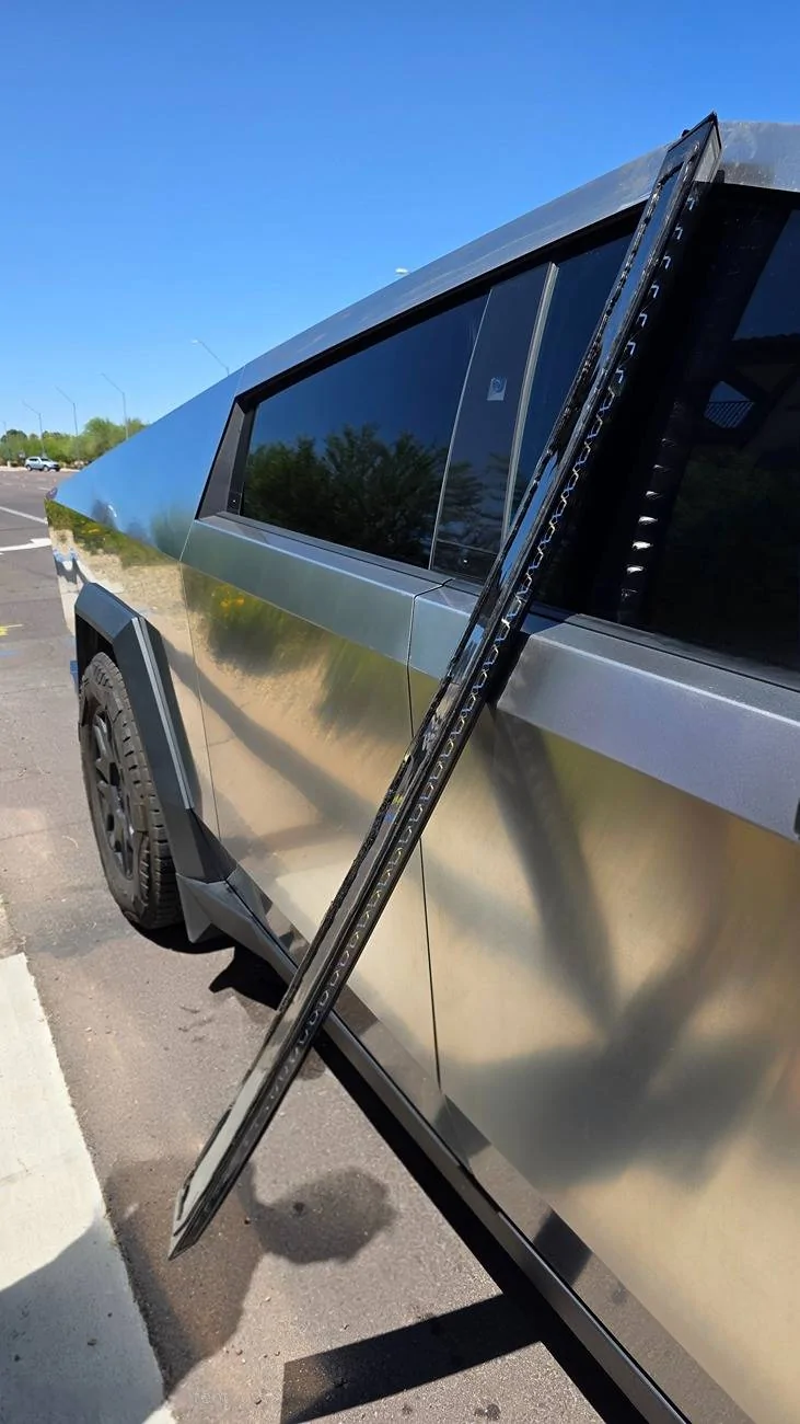 Tesla Cybertruck Lightbar flew off while driving on highway!! 20250615_135858(1)