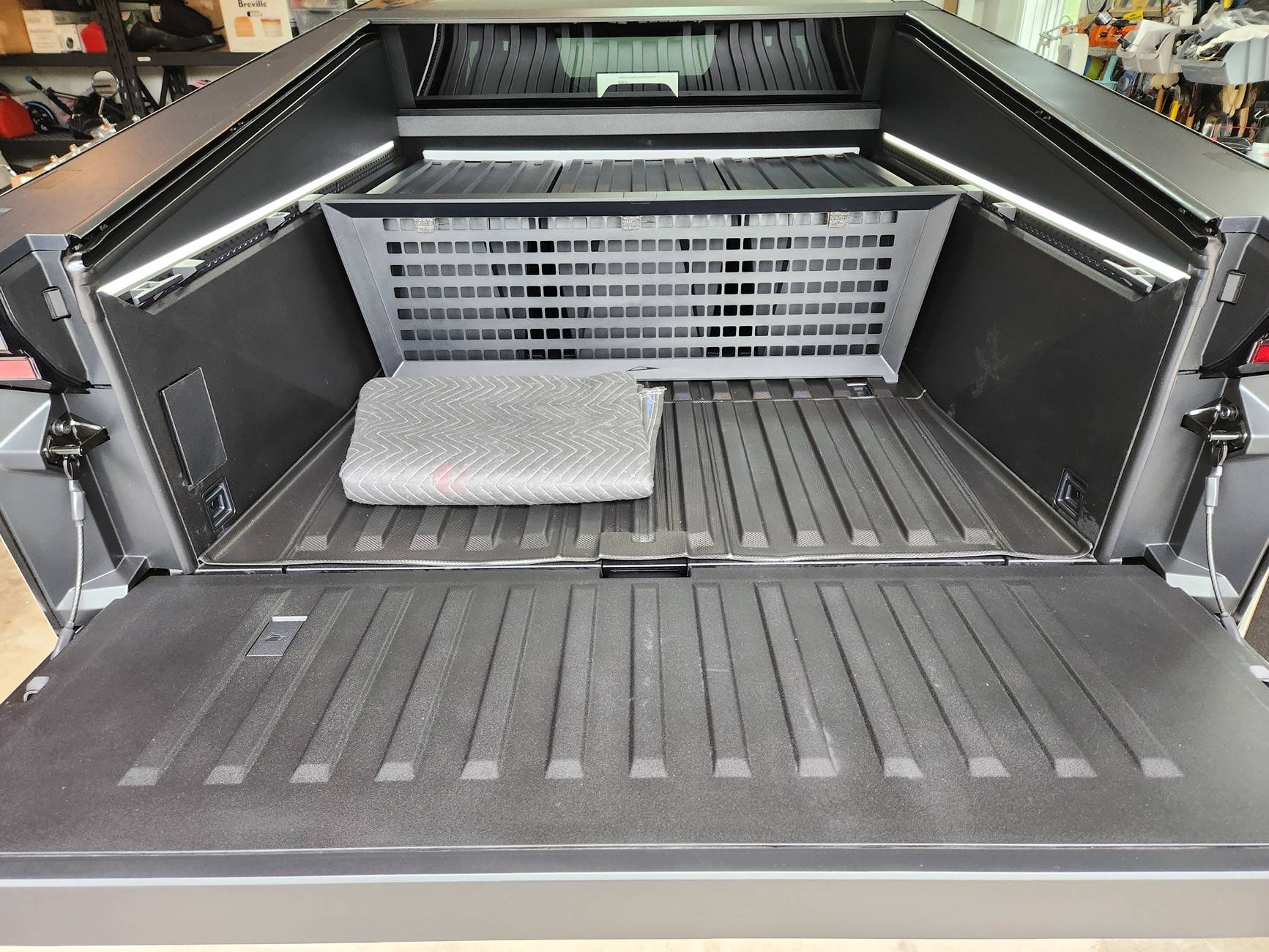 Tesla Cybertruck Are all bed (Vault) dividers the same? 20250504_103531