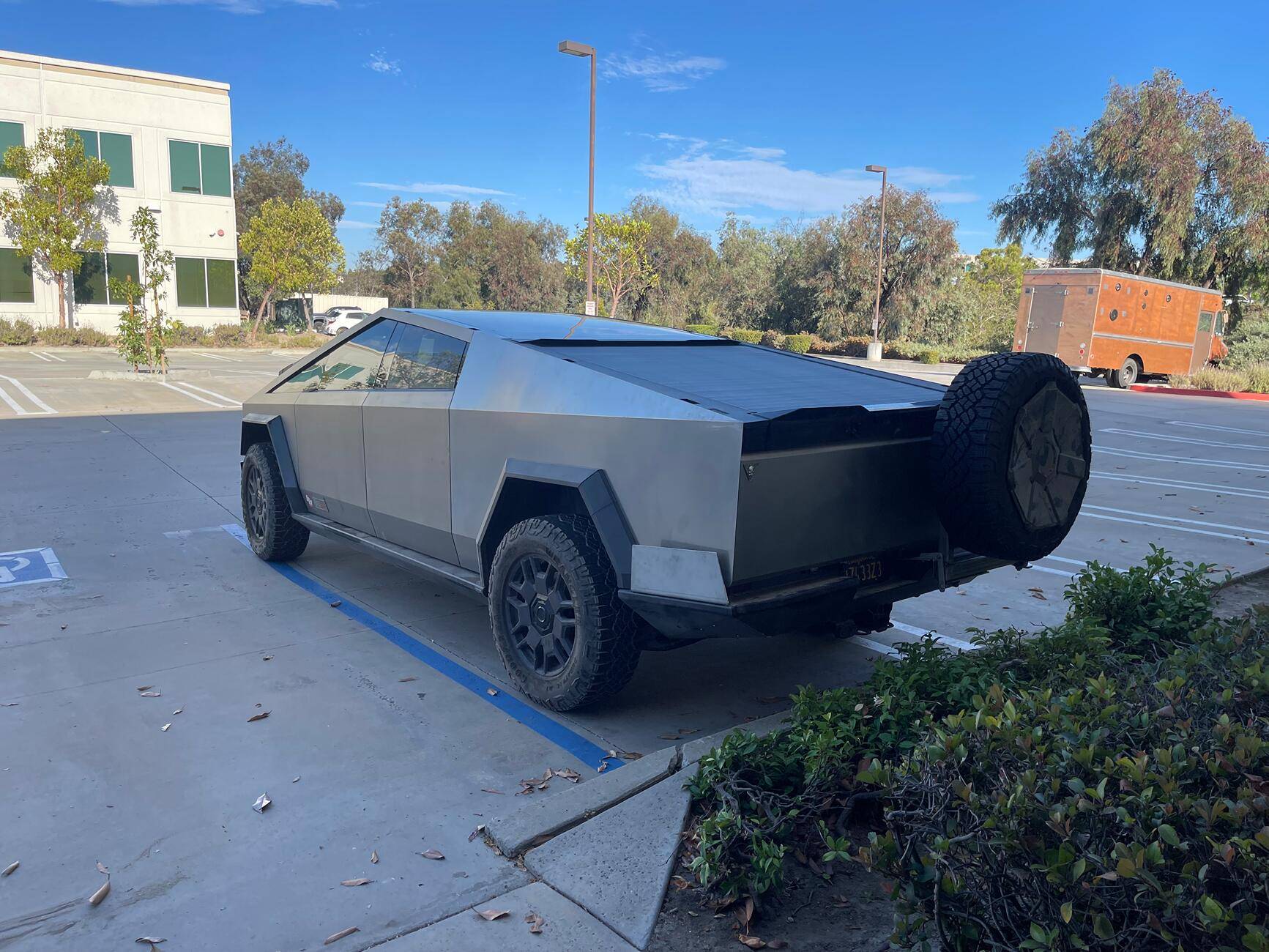 Tesla Cybertruck 💥 CYBERTRUCKco Heavy-Duty Aluminum Rear Bumper launched! 💥 tempImageWOJJDv
