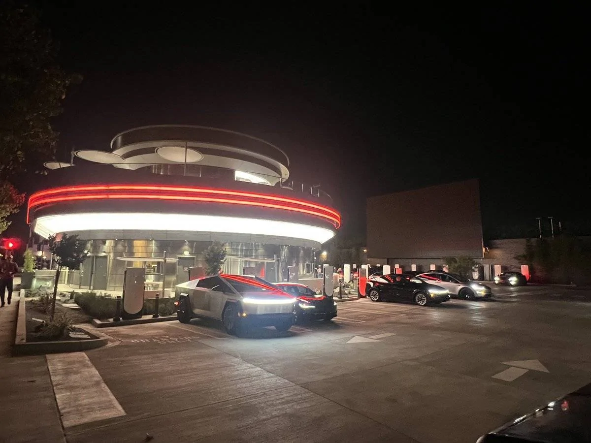 Tesla Cybertruck Cybertruck @ Tesla LA Hollywood Diner, Drive-in Movie Theater and Supercharger gvy_cyuwcaawc5c-jpeg
