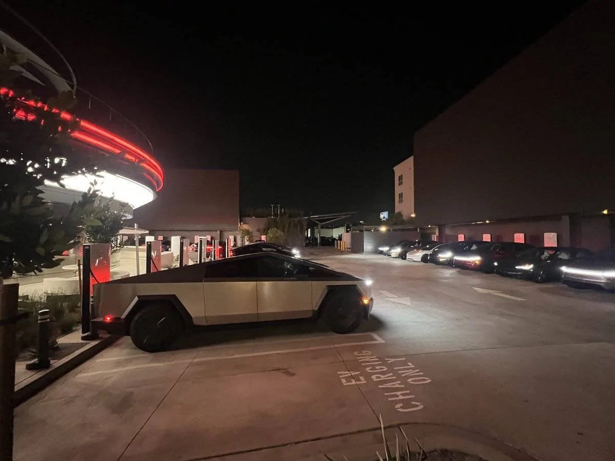Tesla Cybertruck Cybertruck @ Tesla LA Hollywood Diner, Drive-in Movie Theater and Supercharger gvy7qmpweaiao4d-1-jpeg