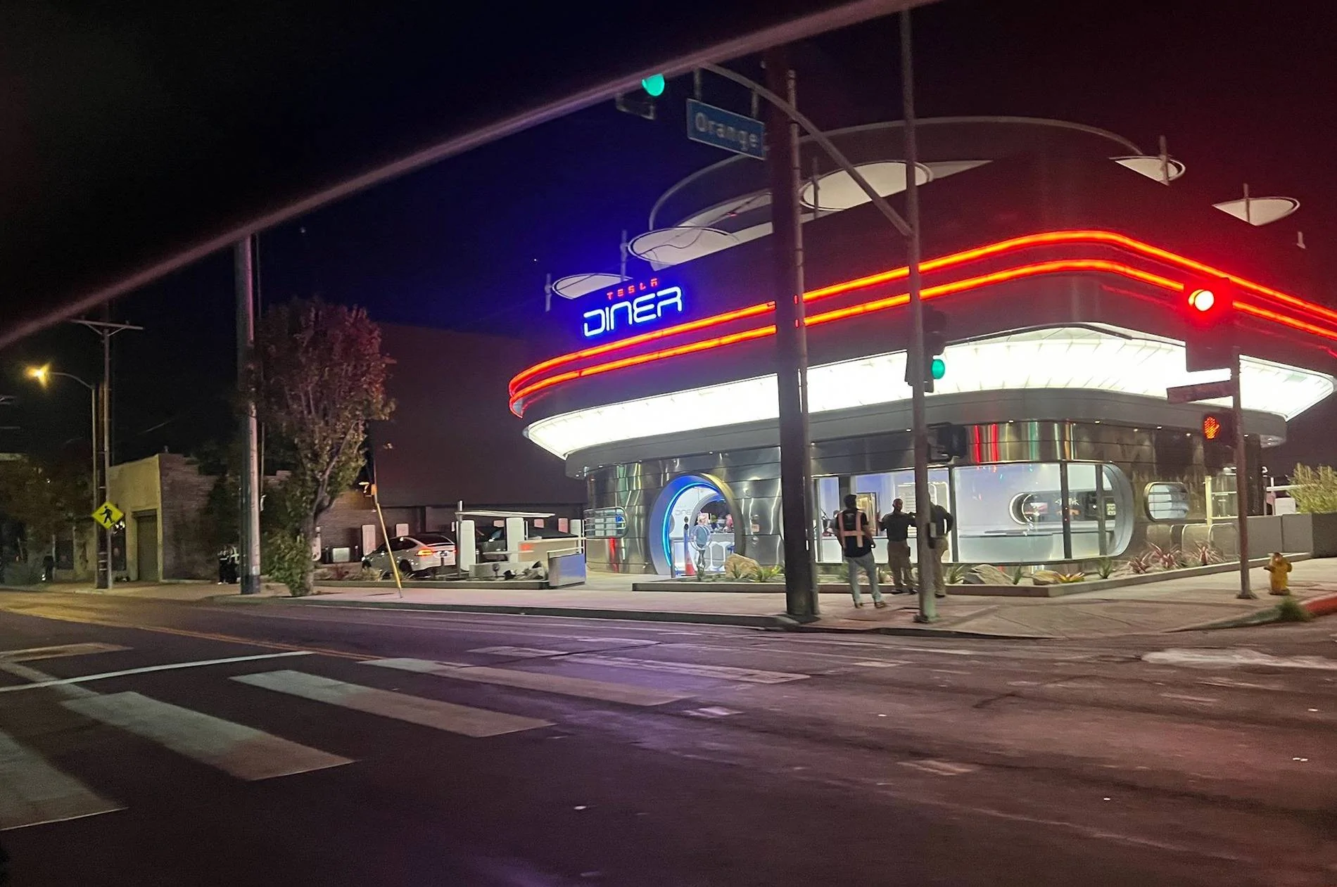 Tesla Cybertruck Cybertruck @ Tesla LA Hollywood Diner, Drive-in Movie Theater and Supercharger gvy6tykwwaexnc6-jpeg