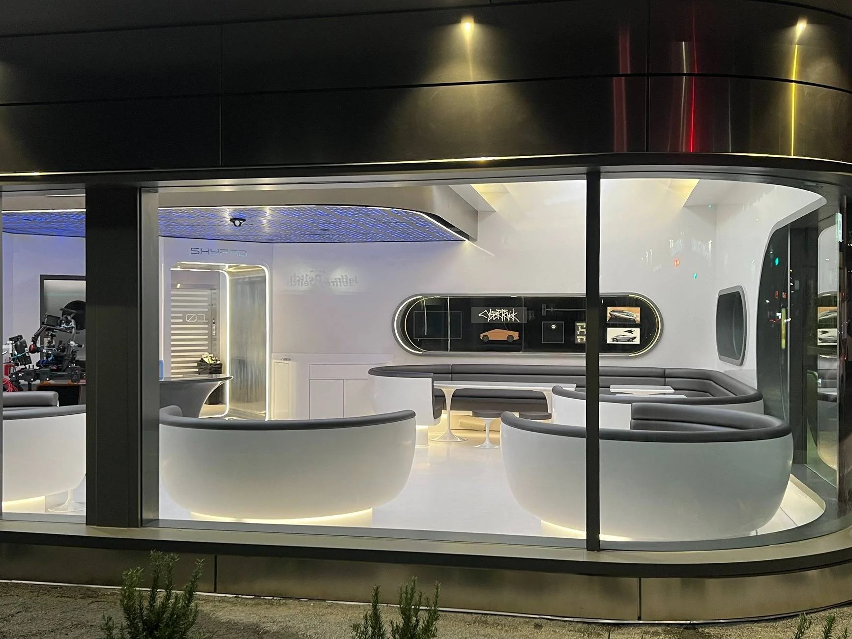 Tesla Cybertruck Cybertruck @ Tesla LA Hollywood Diner, Drive-in Movie Theater and Supercharger gvy7t9-w0aa_vhh-jpeg