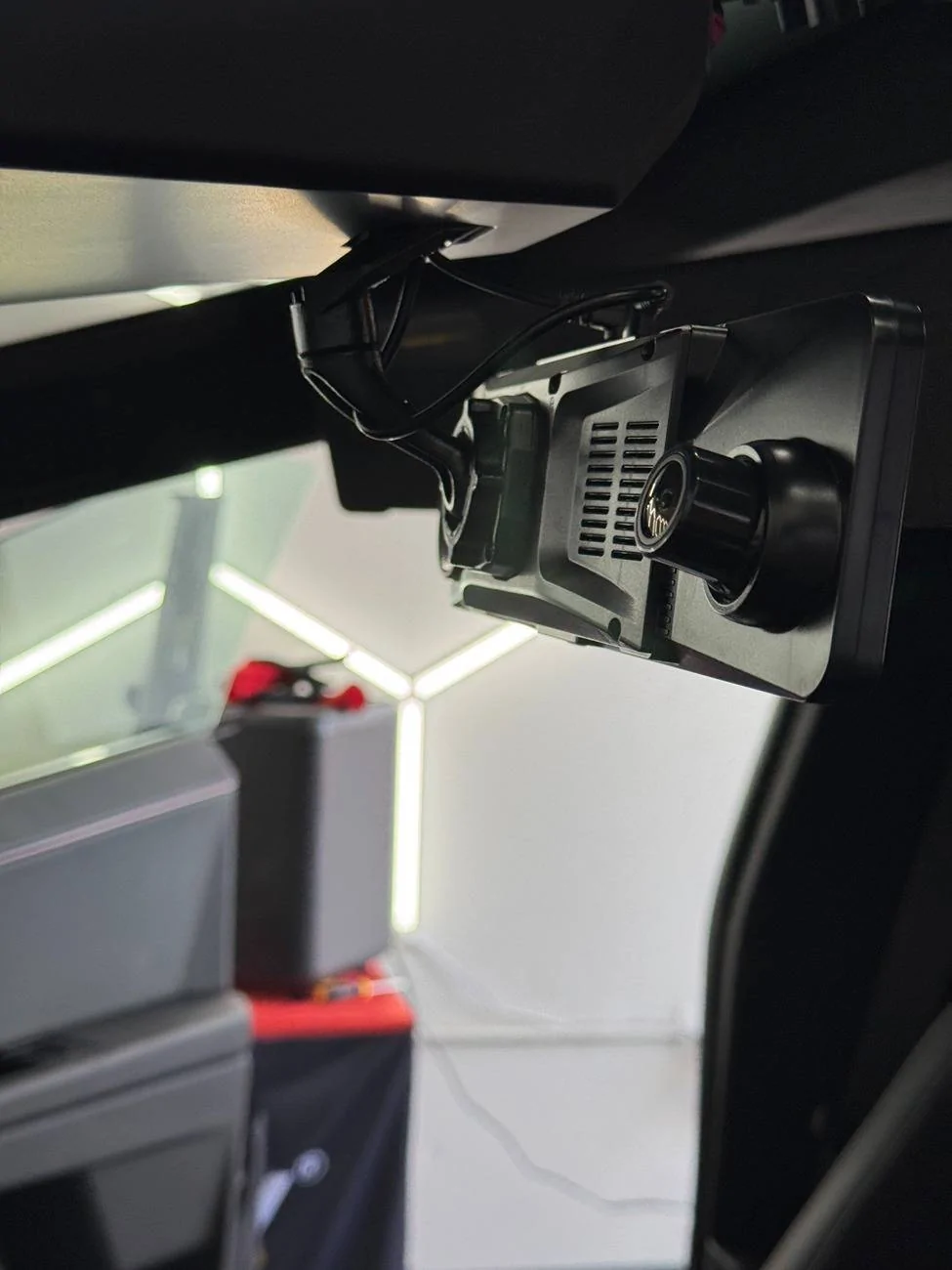 Tesla Cybertruck 2.0 Cybertruck Digital Mirror Review Video By Hansshow 1752490653561-es