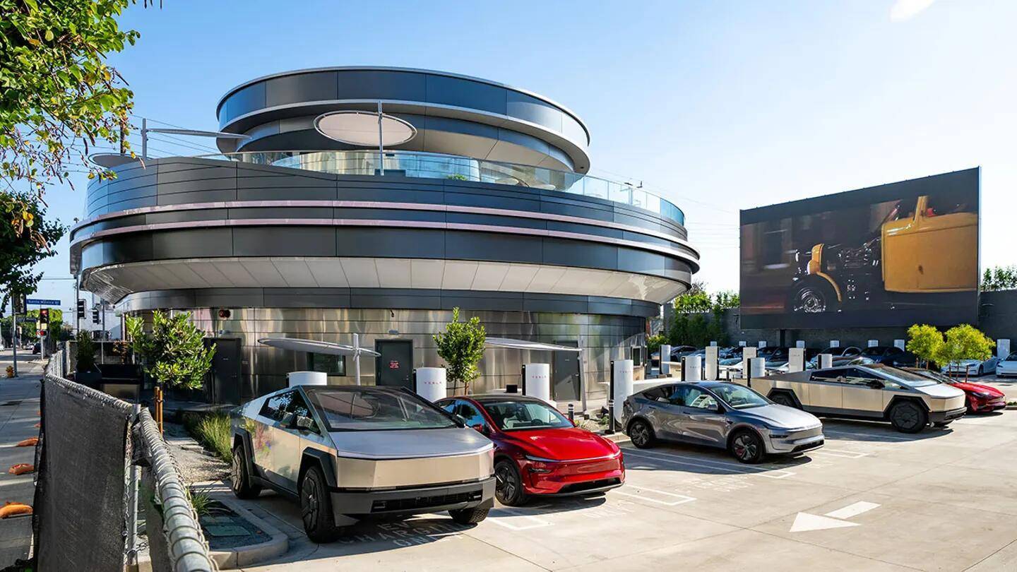 Tesla Cybertruck Cybertruck @ Tesla LA Hollywood Diner, Drive-in Movie Theater and Supercharger tesla-diner-parking-lot-pn