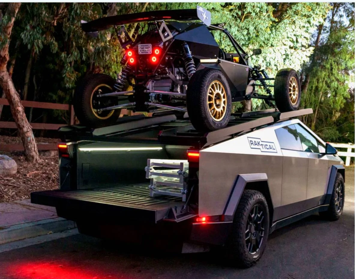 Tesla Cybertruck Cybertruck carrying dune buggy on its roof IMG_1426
