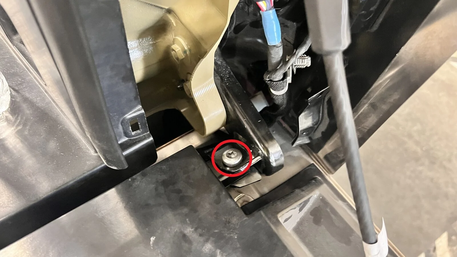Tesla Cybertruck Tailgate making popping noise when closing and very heavy. 1753745101320-f
