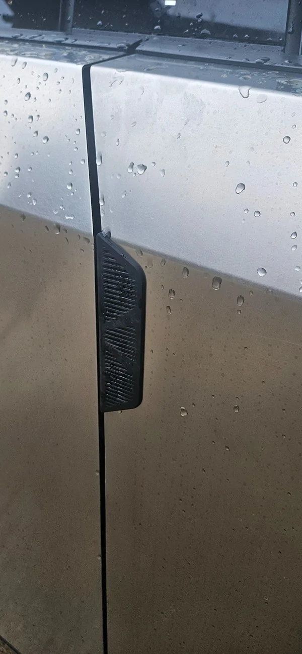 Tesla Cybertruck Best door handles / pulls / grabbers recommendations? 20250727_193919