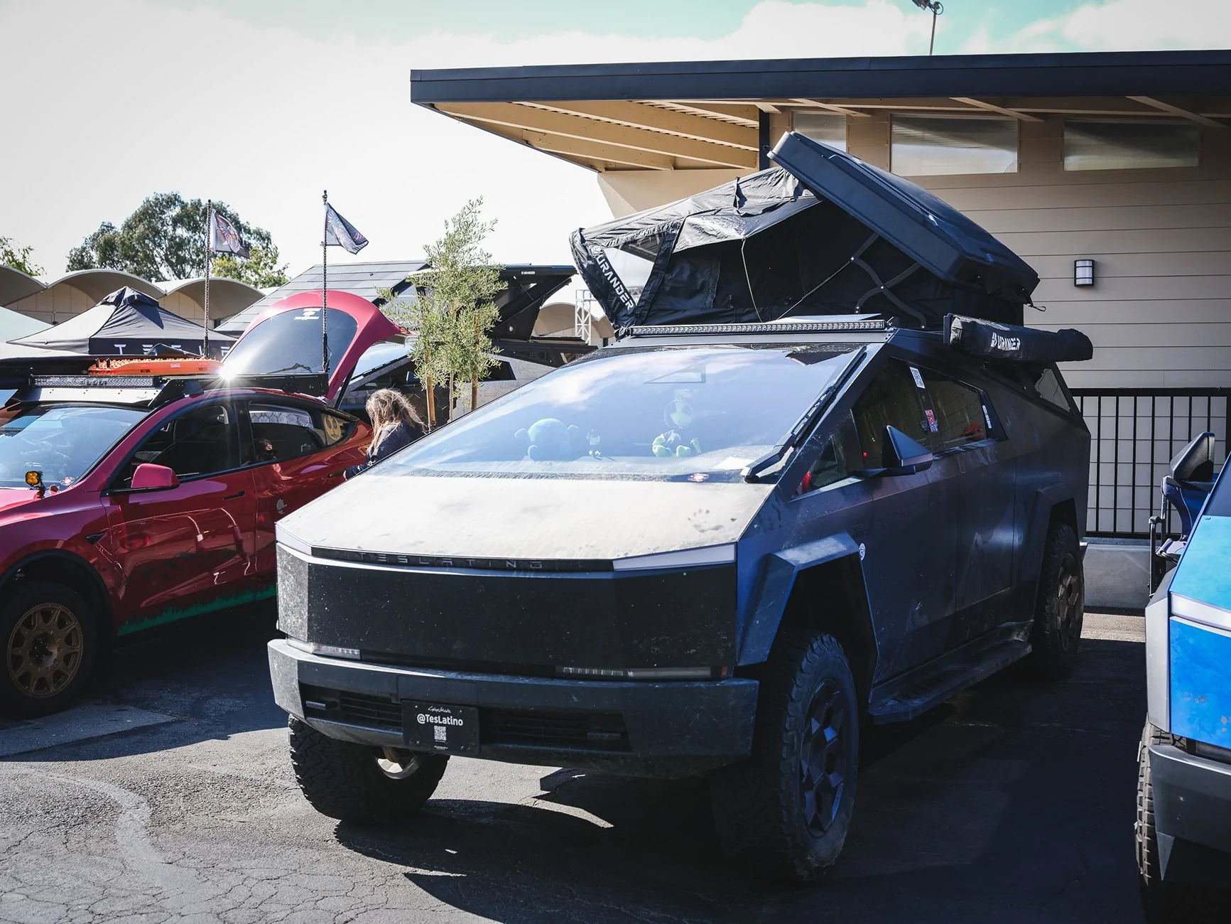 Tesla Cybertruck Urander Bed Cap + Urander SkyLounge DSCF5351-2